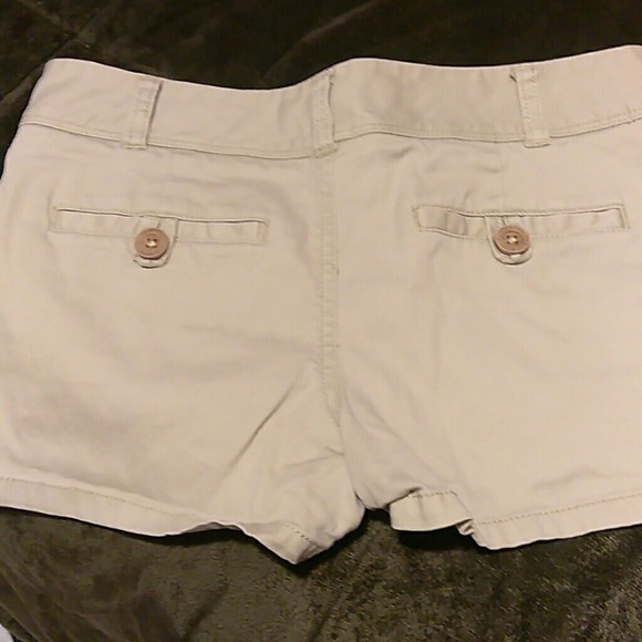 Khaki shorts - Picture 3 of 3